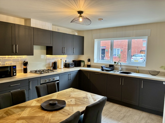 Kithchen with dining table - Fairwater House